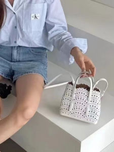 High Quality Leather Bucket Bag Handheld Womens Shoulder Crossbody Bag Fashionable Versatile Lightweight Luxury 2025 New Model