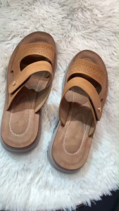 รองเท้าแตะแบบสวมสุขภาพหญิงEnrich Piners คู่นี้คือของมันต้องมีสำหรับคนรักความสบาย! หนังนิ่มมาก ปรับสายได้ กระชับเข้ากับรูปเท้าทุกแบบ ใครเท้าอูม เท้าเรียว ใส่ได้หมด พื้นนุ่มสุด ๆ เดินทั้งวันก็ไม่เมื่อย ไม่ปวดส้น สีแทนมินิมอล แมทช์ง่าย ทุกลุค