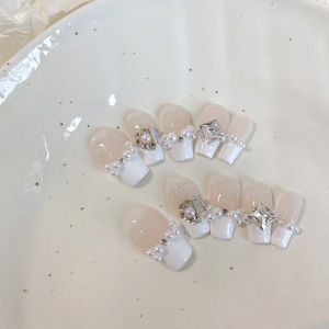 เล็บสี่เหลี่ยมสั้นกดมือ 10 เล็บปลอมสวยงาม ประดับด้วยไข่มุกและเพชรเปลือย เหมาะสําหรับผู้หญิงใช้