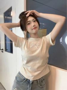 เสื้อยืดแขนสั้นผู้หญิงผ้าฝ้ายลายปักรูปผีเสื้อสไตล์ฤดูร้อน ทรงเข้ารูป ทรงสั้น ไซส์เล็ก เสื้อผ้าทำงานคอตตอนแท้