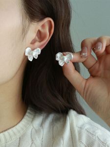 S925 Silver Needle Pearl Earrings Triangle Clip-On Iris Flower Design No Piercing Required Fashionable Jewelry for Women