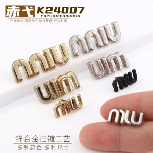 อินเทรนด์ ตัวอักษรสีทองคําภาษาฝรั่งเศสคําหัวโลหะตกแต่งปุ่มแคปซูลกดหัวเข็มขัด Ins ที่มีชื่อเสียงรองเท้าหัวเข็มขัดแฟชั่น Diy อุปกรณ์เสริม