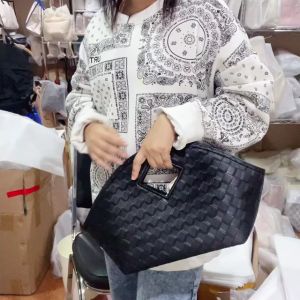 🔥พร้อมส่ง 🔥 BYB กระเป๋าถือลายสาน ทรงพัด เก๋สุดใจ Code 9815