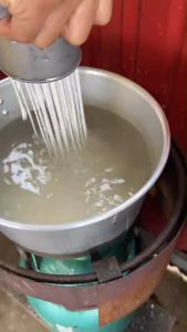 อุปกรณ์ทำขนมจีนเส้นสด ( มีเฝือนขนมจีนหรือเฝือนด๊องแด๊ง+ สวิง+ แป้ง 2 กก.) /พร้อมส่ง