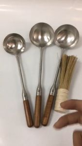 Vá xào inox kiểu đức cán gỗ cẩm lai - Vá thợ xào cán gỗ dùng trong nấu ăn