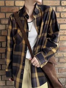 เสื้อเชิ้ตลายสก็อตคอตตอนหลวมสไตล์ย้อนยุคฤดูใบไม้ร่วงใหม่พร้อมกระเป๋าเสื้อเชิ้ตคอวีแขนยาวสไตล์เรียบง่ายสำหรับผู้หญิง