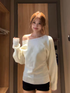 เสื้อสเวตเตอร์คอกลมแขนยาวสีขาวสไตล์เกาหลีสำหรับผู้หญิงในฤดูใบไม้ร่วงและฤดูหนาว เสื้อคลุมแบบสวมหัวที่สวมใส่สบายและสวมใส่ได้ตลอดทั้งปี