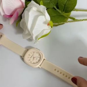 Jam Tangan Wanita Masa Kini Analoq Casual Gaya /Jam Tangan Rubber Kotak 2024