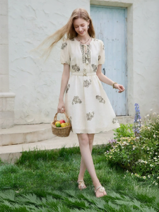 XIANGYING | Đầm A-Line Vải Linen Hoa Cổ Điển với Tay Bồng và Ép Eo