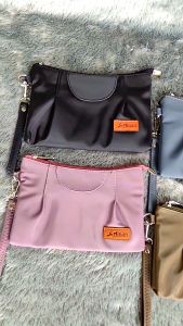 AINUN Carisa Pouch Wanita Motif Polos Multifungsi - Warna Semangka Merah/Emerald/Mint/Blueberry