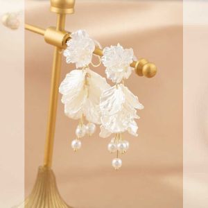 White Shell Fairy Atmosphere Holiday Style Flower Earrings Fashionable Personality High-End Sensation Mosquito Coil Tray Clip-On Earrings No Piercing Jewelry
