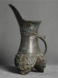 โตกว่า 100 ปี ชิ้นส่วนเครื่องดื่มเหล้าทองแดงสามขาแบบโบราณสำหรับตกแต่งพิพิธภัณฑ์ ชิ้นส่วนวัฒนธรรมจีน