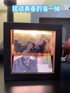 ภาพถ่ายพลิกกรอบหนังสือเครื่องแอนิเมชั่นมือหมุนสําหรับเหตุการณ์วันหยุดปาร์ตี้กรอบรูปกรอบรูปหมุนได้ ใส่รูปได้8ภาพดีไซน์สวยของขวัญรับปริญญา