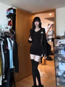 เสื้อออกกำลังกายแขนยาวผู้หญิง คอวีสีดำ แต่งแถบขาวสองเส้นด้านข้างลำตัว ที่ตรงปลายแขนเสื้อสอดนิ้วได้ กันแดด ใส่สบาย #078