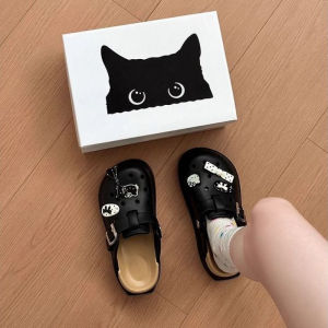 รองเท้าแตะส้นแบนแบบสวมหัวสำหรับผู้หญิงในช่วงฤดูร้อนปี 2025 สไตล์ใหม่ รองเท้าแตะชายหาด ลายการ์ตูนน่ารัก ดีไซน์หัวเข็มขัด รองเท้าแตะแบบสวมที่สวมใส่สบาย