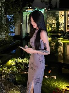 ชุดเดรสยาวปานกลางผู้หญิงสไตล์จีนย้อนยุคพร้อมกระเป๋าและกระโปรงทรงเอ ดีไซน์เก๋ไก๋สำหรับฤดูร้อน