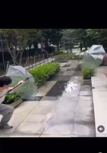 Ô cầm tay che mưa đồ chơi phun nước tích hợp 2 trong 1 người lớn trẻ em vui chơi