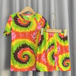 ชุดเด็ก ลายมัดย้อม ลายสงกรานต์ แขนสั้นขาสั้น ผ้าไมโคร นิ่มบางเบาใส่สบายสีสดซักง่ายสีไม่ตก(ส+ส)มัดย้อมก้นหอยสีสด