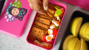 [Cinereplicas x Netflix] กล่องเบนโตะเกมปลาหมึก กล่องถนอมอาหารกลางแจ้ง ตู้เย็นธัญพืชรวม กล่องเบนโตะเด็กปิกนิกกลางแจ้ง พนักงานออฟฟิศต้องการเบนโตะ กล่องเก็บของว่างผลไม้