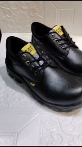 SEPATU SAFETY PENDEK TALI UJUNG BESI SOL DIJAHIT KELILING UNTUK KERJA PROYEK PRIA