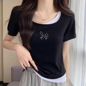 เสื้อยืดแขนสั้นคอเหลี่ยมสองชิ้นปลอมสำหรับผู้หญิง ฤดูร้อน 2025 ดีไซน์ใหม่ เสื้อตัวบนทรงเข้ารูป ผ้าฝ้ายผสม 95%