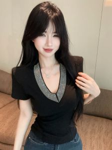 GUZILIAN | เสื้อยืดคอกว้างแขนสั้นทรงเข้ารูปสำหรับผู้หญิงในช่วงฤดูร้อน เสื้อยืดคอกลมประดับคริสตัลสไตล์เกาหลี ทรงเข้ารูป ทรงสลิมฟิต เสื้อยืดสั้น