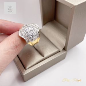 (แหวนเพชรออกงาน) แหวนเพชรหน้ากว้างออกงานขอบโค้งเพชรบาเกต ขนาดฟรีไซต์