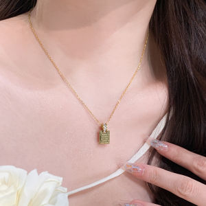 Golden Love Letter Titanium Steel Necklace Womens Style Luxury Minimalist Clavicle Chain High-End Sweater Chain Pendant Jewelry