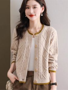 เสื้อคาร์ดิแกนสีแดงทรงสั้นเอวสูงสำหรับผู้หญิง ฤดูใบไม้ร่วง/ฤดูหนาว 2024 ใหม่ แจ็คเก็ตสเวตเตอร์สวมหัวแบบสวมหัว ชุดเดรส