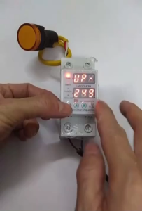 Rơ le bảo vệ điện áp LWGQ 1P63A Aptomat chống quá áp thấp áp quá dòng có đèn LED hiển thị
