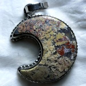 Bandul liontin motif bulan sabit