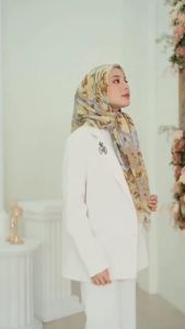 Koyu Hijab Segiempat Patern Wafle Lasercut dan Jahit Tepi Motif Hibiscus