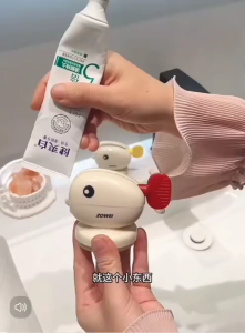 OHHDEER Manual Suction Cup Goldfish Shape Toothpaste Squeezer Rolling Toothpaste Squeezer Tool
