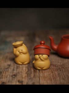 ชิ้นส่วนประดับตกแต่งชุดชาเซรามิกสีขาวและสีแดงพร้อมฝาที่สามารถเลี้ยงแมวเล็ก ชิ้นส่วนตกแต่งบ้านสัตว์เลี้ยง