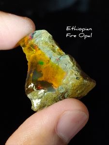 🌈 โอปอล เอธิโอเปีย (Ethiopian Fire Opal) ✨ ก้อนดิบเหลือบแสงไฟหลากสี เล่นแสงชัดเจนราวอัญมณีต้องมนตร์