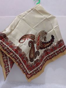 Pre Loved / Thrift / Second / Mantan Scarf Jilbab Hijab Kerudung segiempat bahan satin warna mewah gold marun Lebaran Kondangan