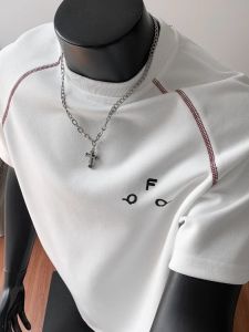 เสื้อยืดแขนสั้นทรงหลวมสไตล์อเมริกันย้อนยุคสำหรับผู้ชายในช่วงฤดูร้อน ทรงหลวมสบาย ๆ ผลิตจากผ้าฝ้ายแท้ สีขาว