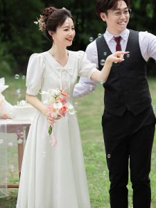 สีขาว งานแต่งงาน เดรส คอวีลึกแขนสั้นกลาง เอว กระโปรงสั้น เพื่อนเจ้าสาว เดรส สําหรับการลงทะเบียนข้อเสนอและการแต่งงาน