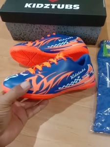 KIDZTUBS Sepatu Futsal Anak Paket Komplit Sepatu Futsal Tas Skin Deker Kaos Kaki Usia 6-10 Tahun Size 28 29 30 31 32 33 34 35 36 37 KDZ0957122624