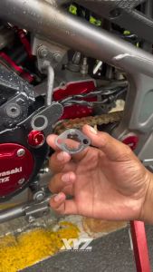 XYZ PLAT PENGUNCI GEAR DEPAN KAWASAKI NINJA RR R SS ORIGINAL LASER CUTTING