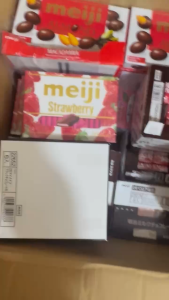 Socola Meiji Nhật Bản vị Dâu tây Strawberry Chocolate 120g/26 viên sự hòa quyện giữa socola sữa mềm mịn và nhân dâu tây