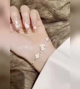 Fashionable starry four-leaf clover gold bracelet for women light luxury design versatile bracelet