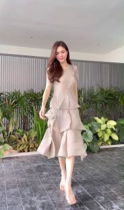 แม็กซี่เดรส ทรงสวย 👍🏻 ดีไซด์แขนยาว แต่งชายระบาย แบบเฉลียงด้านข้าง 3 ชั้น ฟรุ๊งฟริ๊ง สวยงาม ดูดีมีมิติ 🌾🌾 งานแบรนด์ ด้วยเทคนิคพิเศษ 👍🏻 Hi-end หรูหรา เนื้อผ้าพลีทเนื้อนิ่ม นุ่ม ใส่สบาย 🌸