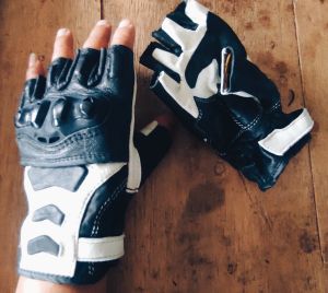 SARUNG TANGAN RACING KULIT ASLI.BAHAN KULIT IMPOR PROTEKTOR ORI.DIZE L.NYAMAN D PAKAIKUAT. JAHITAN RAPIH PAKAI BENANG NILON.