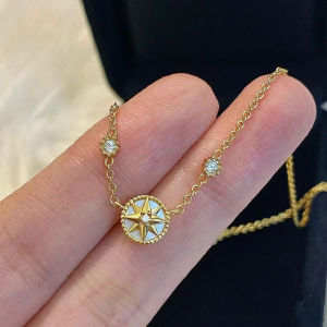 สร้อยคอสีทอง 18K ดีไซน์เก๋ไก๋ สร้อยคอแบบหัวเข็มขัด ป้องกันรอยขีดข่วน สำหรับผู้หญิง สร้อยคอแบบไข่มุกสีขาว ลูกปัดโลหะผสม