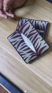 กระเป๋าปลากระเบนสองพับสั้นเป็นกระเป๋าแฟชั่นที่ได้รับความนิยม