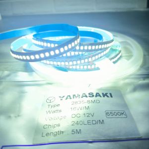 Ledstrip YAMASAKI LED STRIP DC 12V 2835 240LED IP33 5M CAHAYA PUTIH 6500K 240 LED / METER HARGA 1 ROLL 5 METER BAGUS BERKUALITAS LAMPU LED DEKORASI HIAS RUMAH APARTEMEN GEDUNG CAFE VILLA