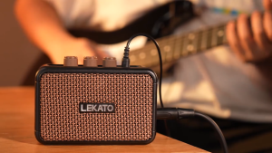 LEKATO AG-04 Mini Guitar Amplifier 5W Dual Speakers with Clean Overdrive Effects Portable Electric Guitar Bass Amp