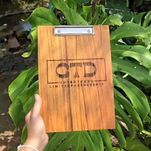 คลิปบอร์ด คลิปบอร์ดไม้ สักแท้ กระดานรองเขียน A5 A4 พร้อมหูลวด หนีบเอกสารได้แน่นหนา ไม่หลุดร่วง แขวนผนังได้ ทนทาน ใช้งานง่าย