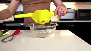 Manual Handheld Citrus Juicer With High Juice Yield Easy Grip Handle For Home Lemon Orange Juice Making